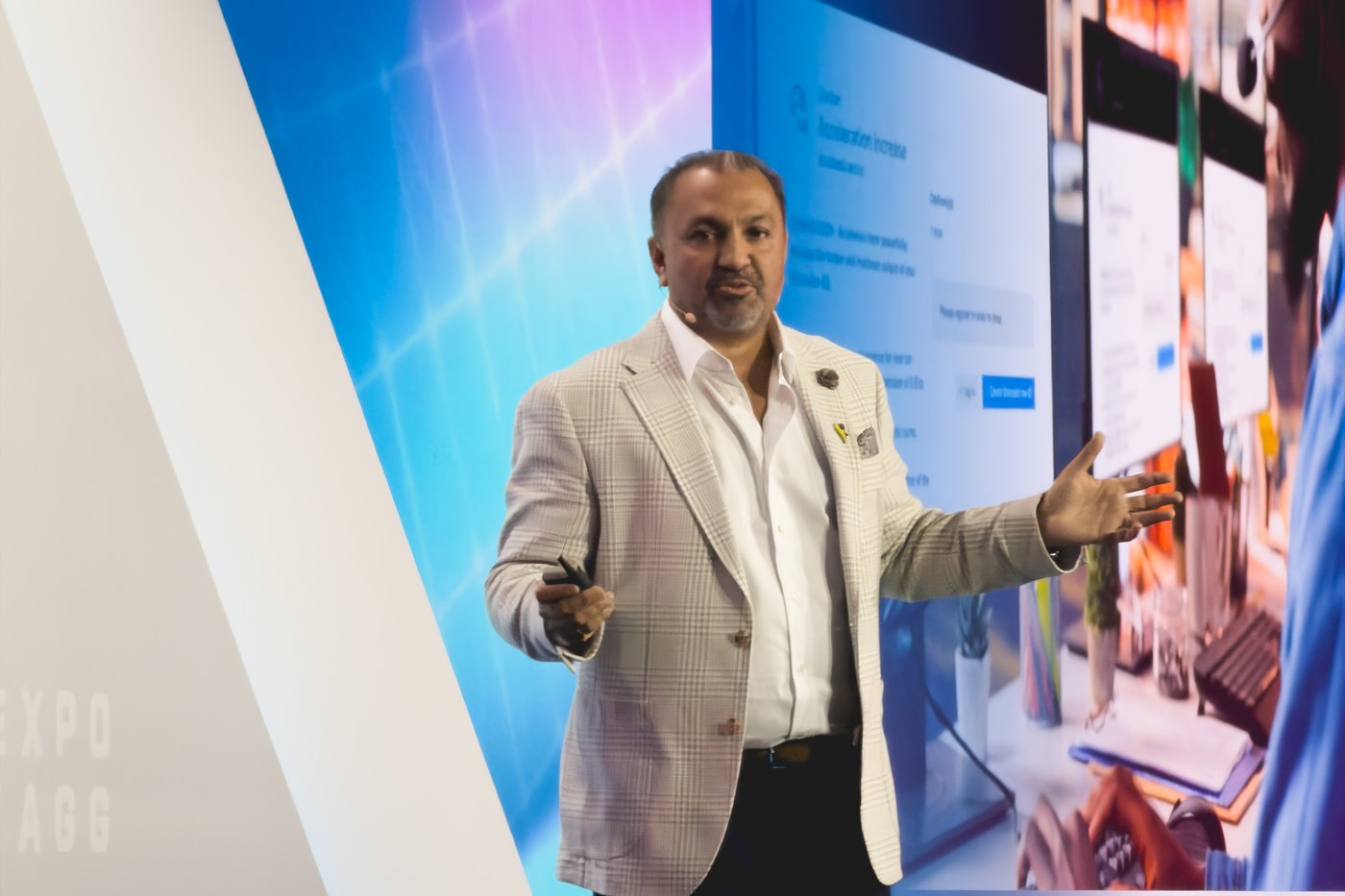 Zulq Malik presenting smrt-E on stage at a conference